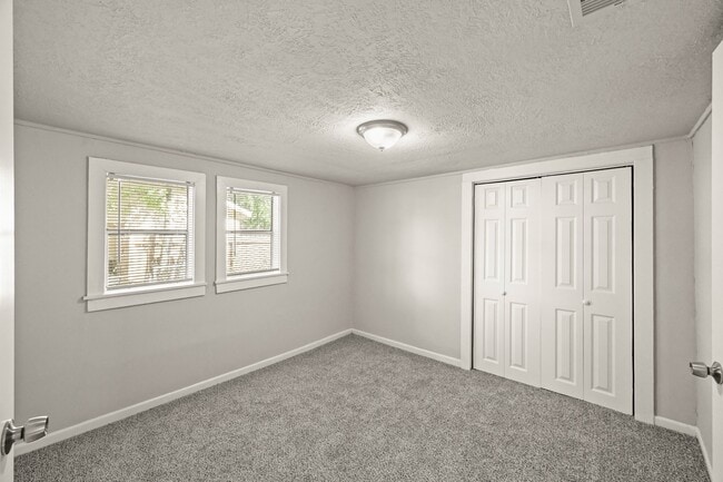 Building Photo - 203 W Hart Ave