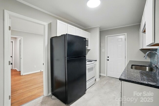 Building Photo - 1412 Wembley Dr