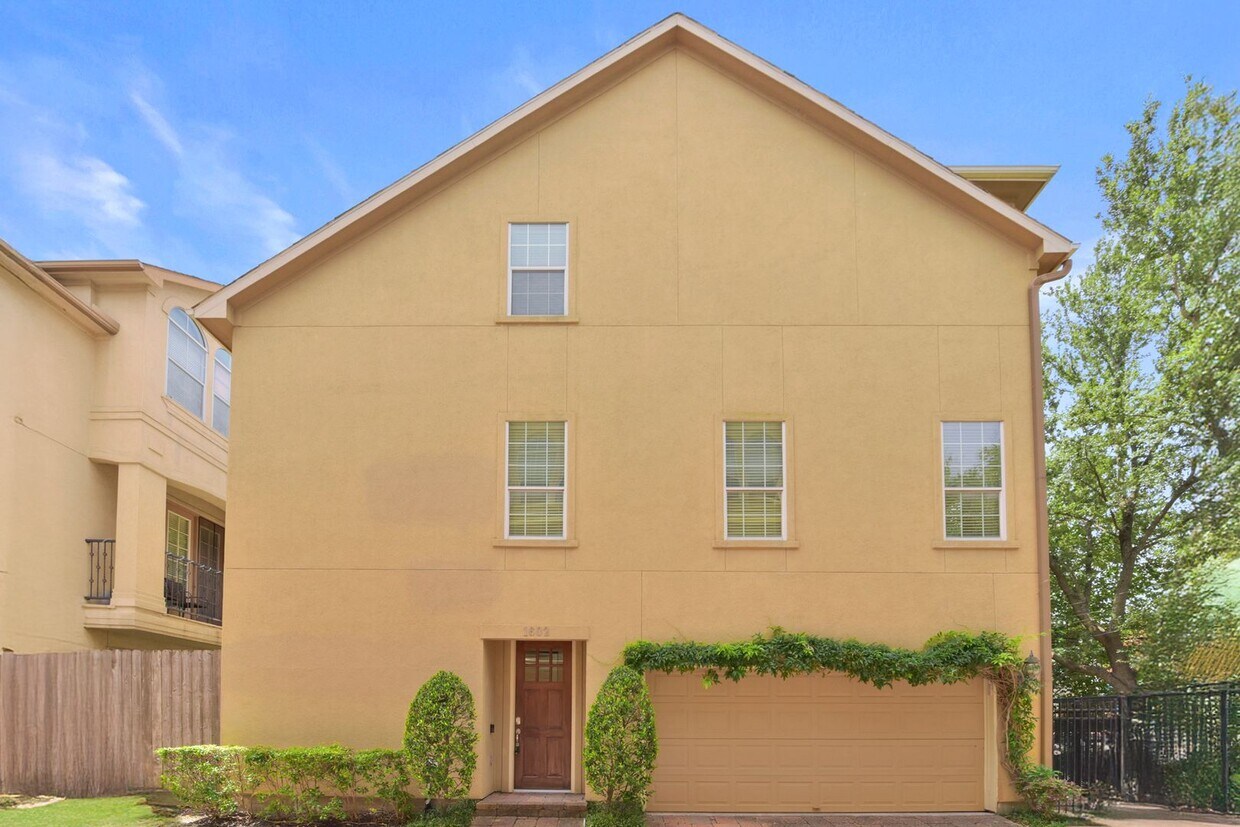 Primary Photo - Gated Serenity Just Steps from Downtown