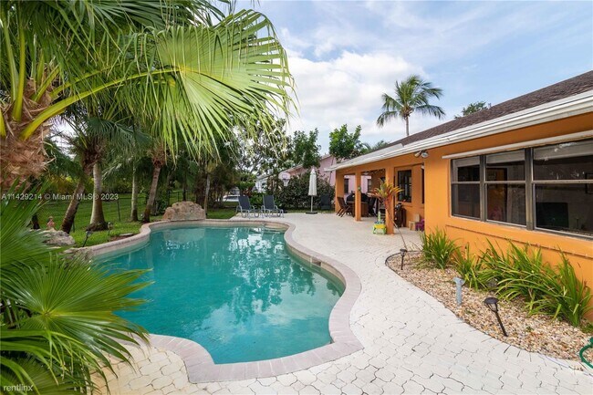 Foto del edificio - 3 br, 2 bath House - 421 NW 197th Ave