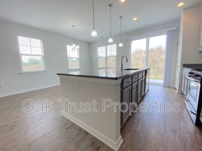 Building Photo - 121 Wild Holly Dr