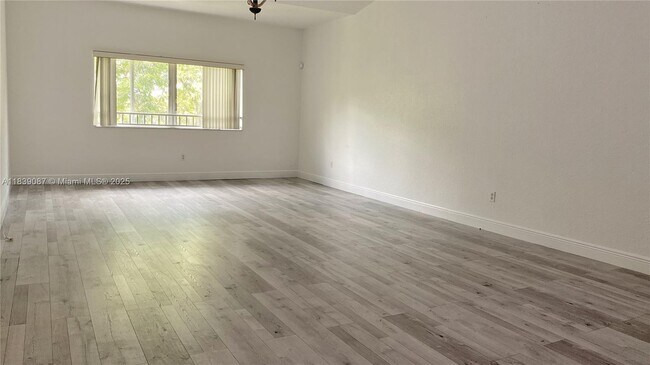 Building Photo - 2941 Riverside Dr