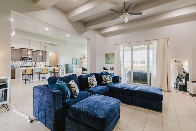 Foto del edificio - Modern 5 Bedroom Home with Solar Panels - MOVE IN SPECIAL: FIRST MONTH FREE!