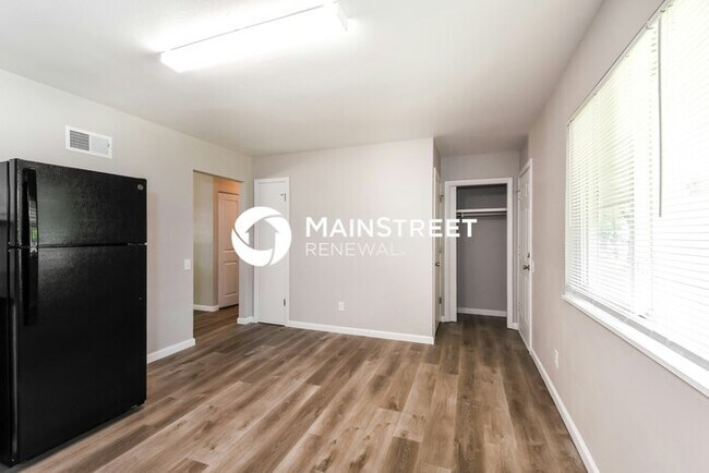 Building Photo - 3 Bedroom Pet-Friendly Home in St. Louis, MO with Main Street Renewal