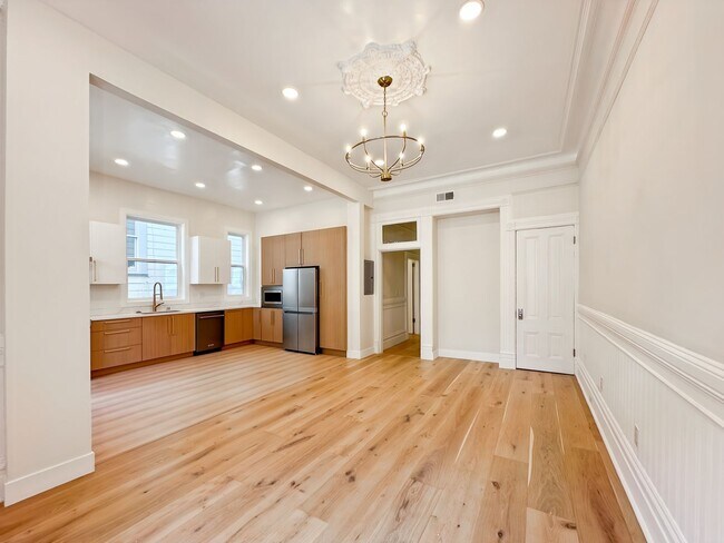 Foto del edificio - Spacious, Remodeled 4BR/2.5BA Victorian Fl...
