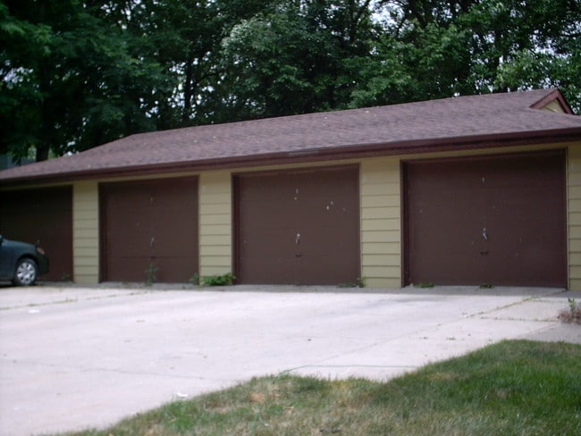 Garage included in rent - 924 Kellogg Ave