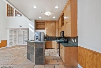 Building Photo - 819 James St