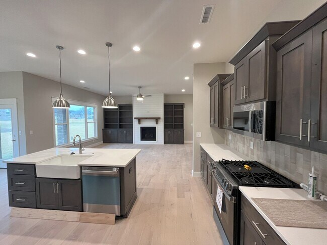 Foto del edificio - Beautiful, nearly-new 4 bedroom, 2 bath home on a cul-de-sac in the exclusive Lion's Gate neighbo...