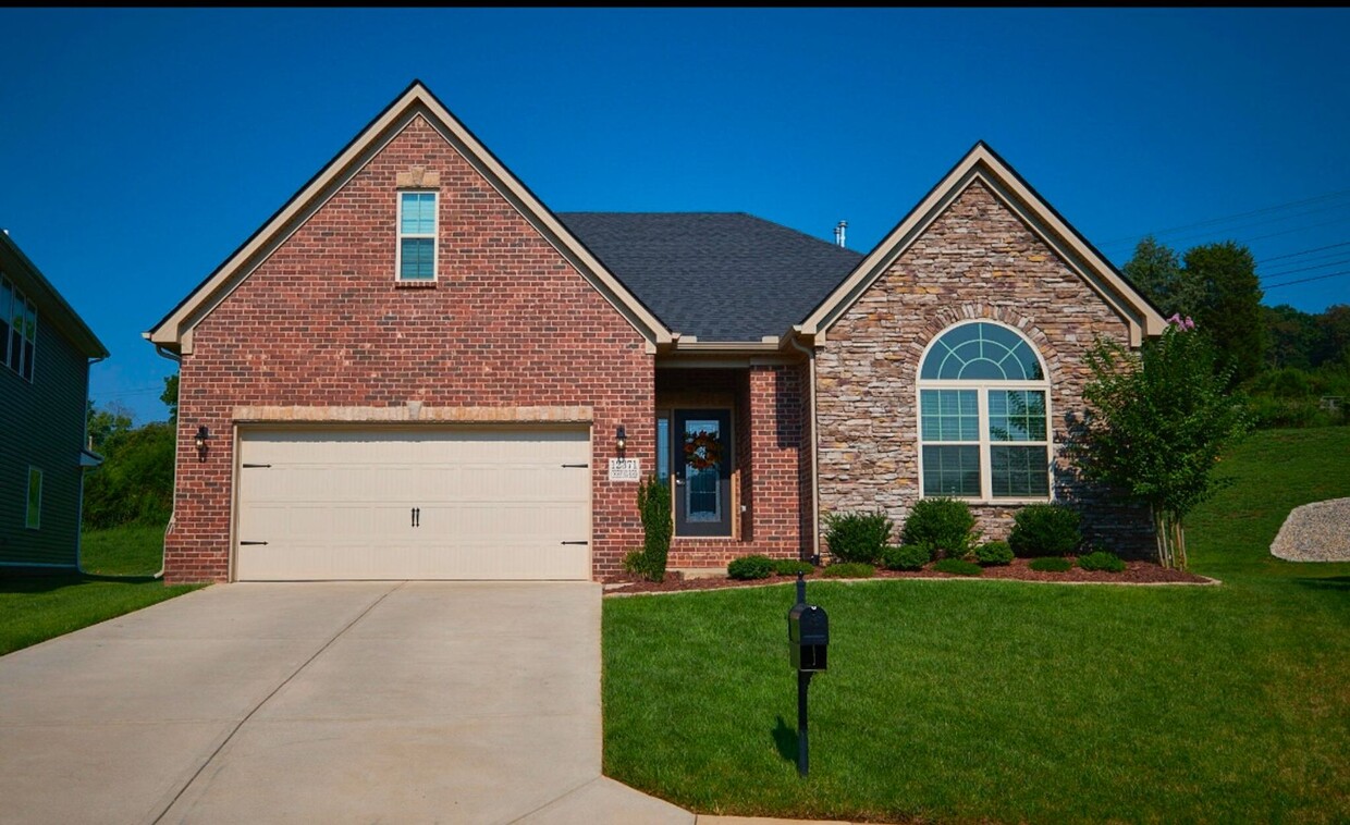 Foto principal - Knoxville 37932 - 3 bedroom 2.5 bath - cal...