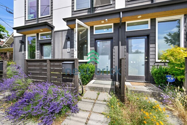 Foto del edificio - Spacious 3-Bedroom Townhouse in Seattle's Vibrant Heart – 2 Full Baths & 1508 Sq Ft of Comfort!