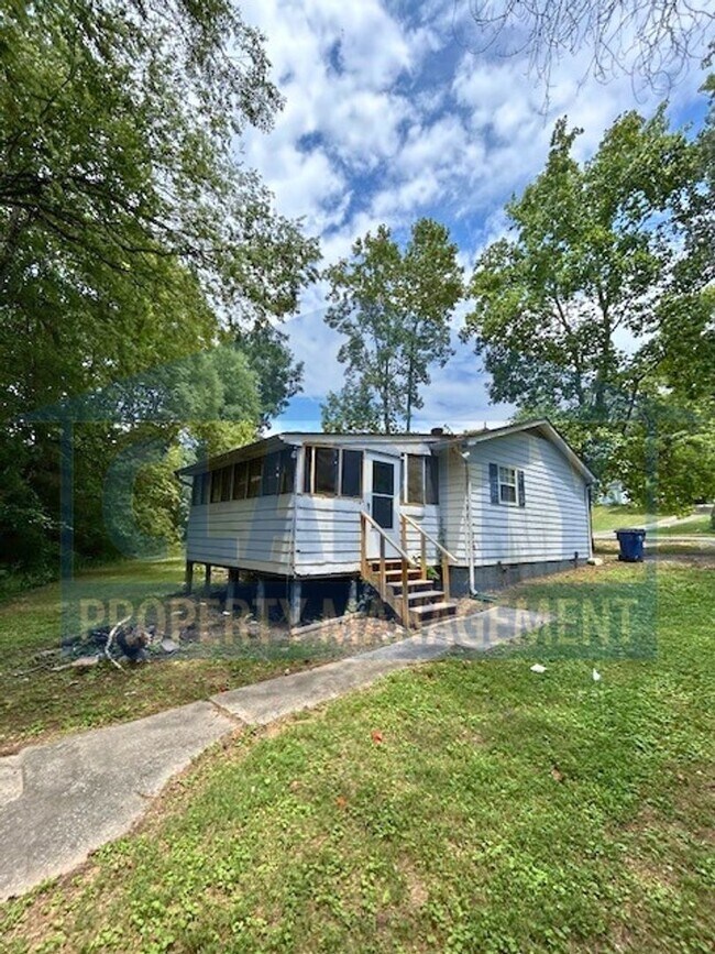 Foto del edificio - Cozy house with screened-in back porch