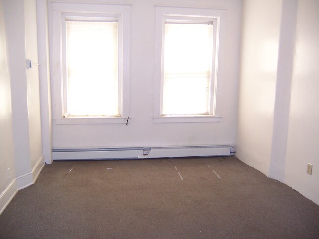 Building Photo - 27 Glen St