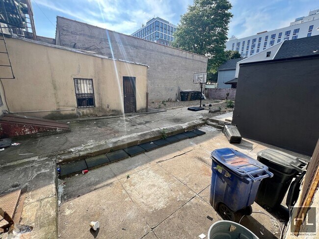 Building Photo - 3BR 1BA w/ Laundry, Massive Private Backya...