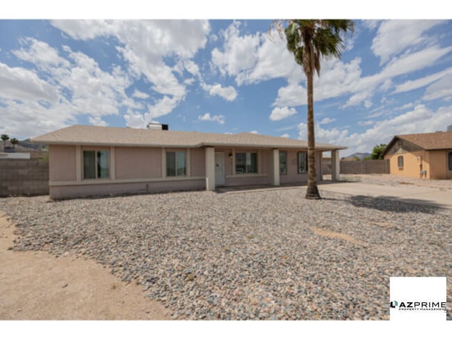 Building Photo - Live large in this stylish 4/2 Phoenix House!