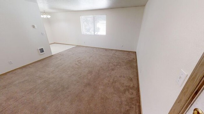 Building Photo - 618 NE 93rd Ave