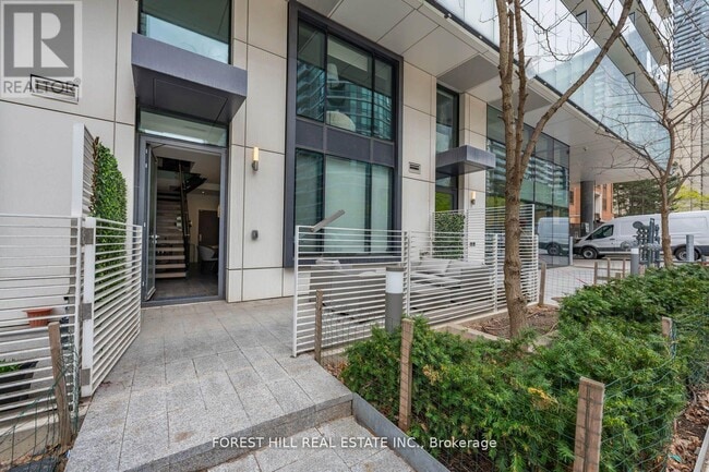 Building Photo - 161-161 Roehampton Ave