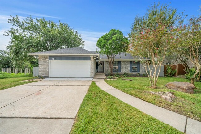 Foto del edificio - 5141 Shady Oaks Ln