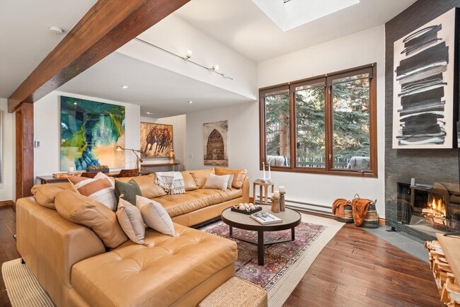 Foto del edificio - 382 Meadow Ranch Rd