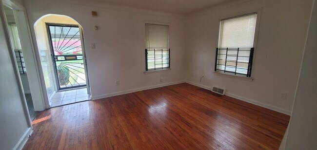 Foto del edificio - SECTION 8 ONLY -Remodeled 3B 1B Home $1095