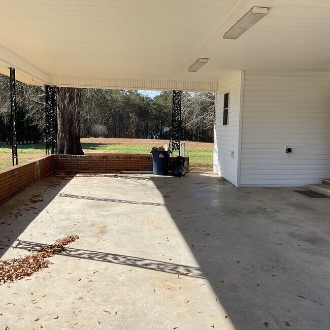 Building Photo - Brick Ranch Style home with 3 Bedrooms, 2.5 Baths