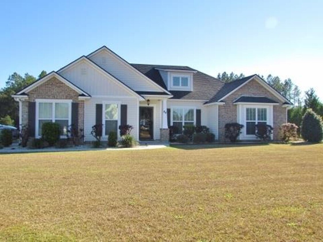 Foto principal - Spacious 4-Bedroom Home with Modern Upgrad...