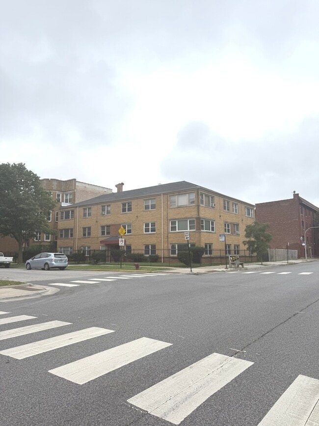 Building Photo - 6700 S Paxton Ave
