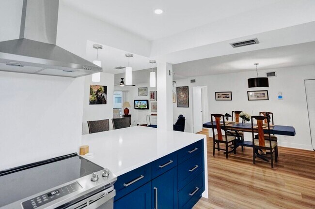 Building Photo - 5780 Fairway Park Ct