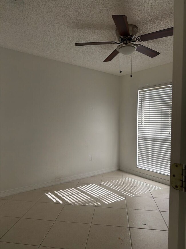 Foto del edificio - 13855 Glasser Ave