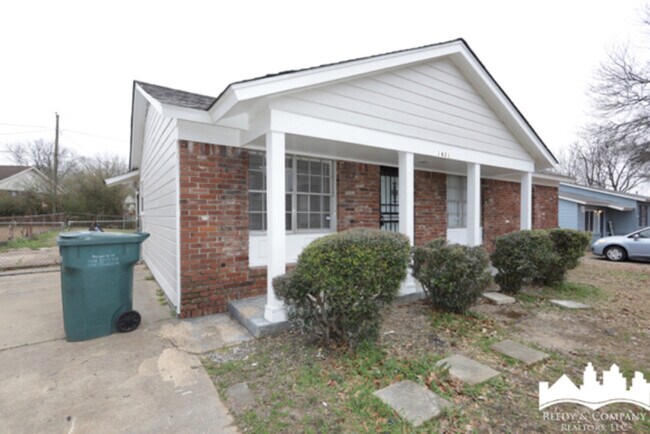 Building Photo - 1621 Whitehead Dr