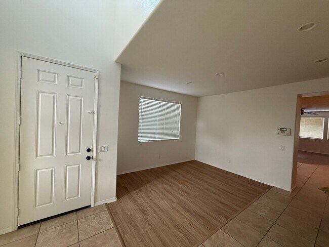 Building Photo - 5 Bedrooms 3.5 Bath in Willow Walk!