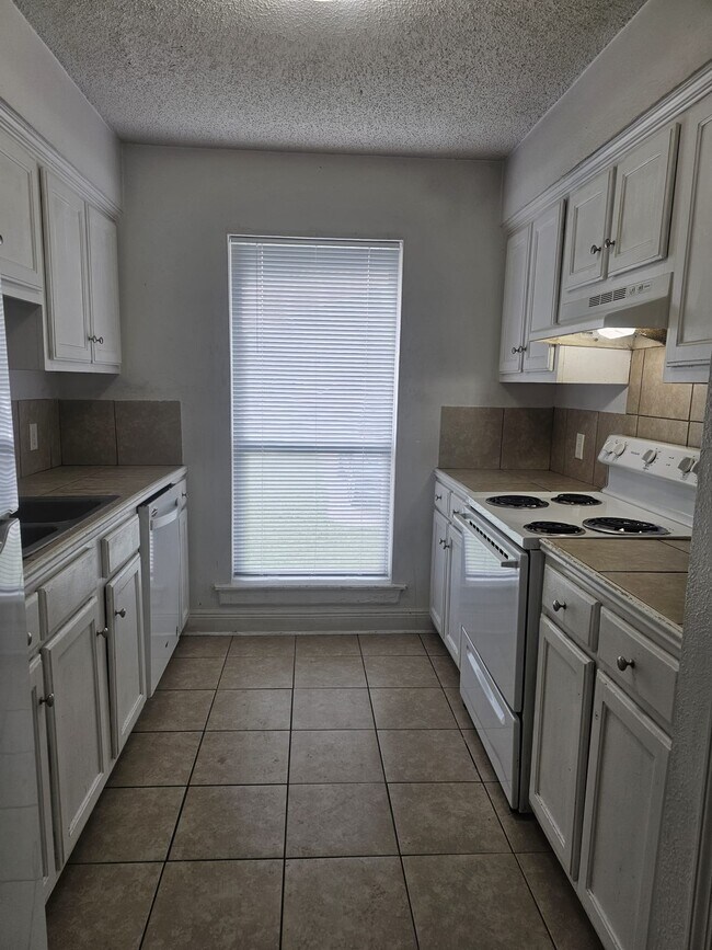 Building Photo - 13973 Azalea Park Ave