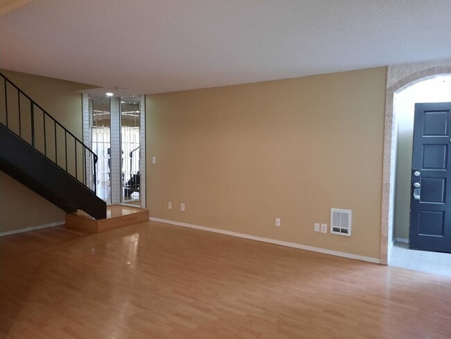 Building Photo - Steilacoom Gardens, 2 bedroom, 1 bath Townhome Style Condo.