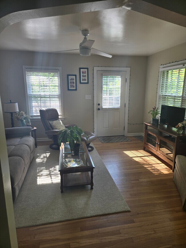 Sala de estar - 6351 Broadway St