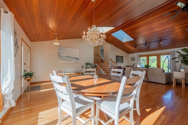Building Photo - Lake House Paradise, 4 BR /  BA Available Now