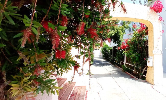 Foto del edificio - 1070 S Cloverdale Ave