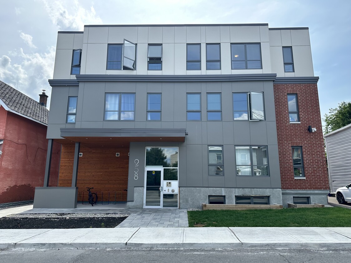 Primary Photo - 258 Carruthers Av