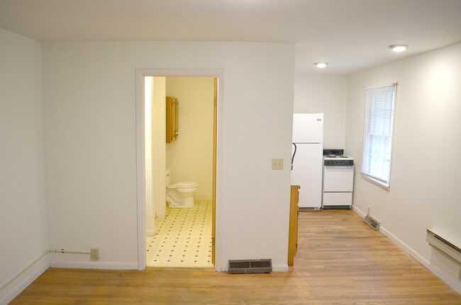 Building Photo - 19 E Clearview Dr