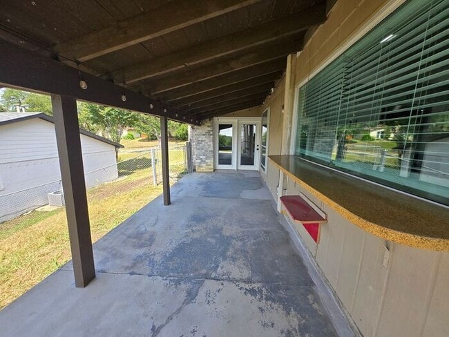 Building Photo - Hilltop 3 Bedroom, 2 Bath, 2 Car Garage Pr...
