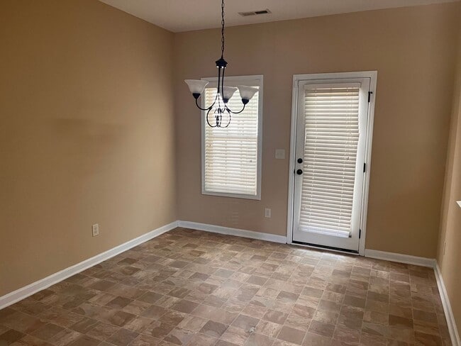 Building Photo - Lovely 3 Bedroom Townhouse in the desirabl...