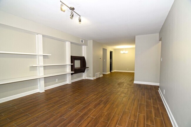 Foto del edificio - 1925 Tall Oaks Dr