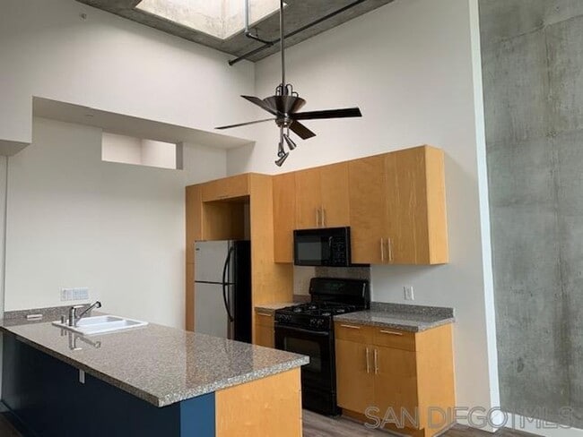 Building Photo - Beautiful East Village Top Floor Loft