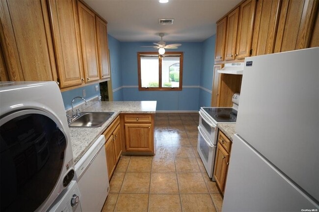 Building Photo - 906 Gotham Ct S