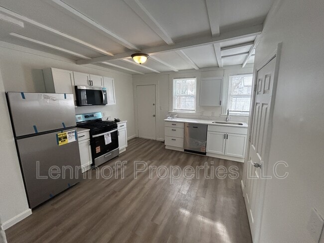 Building Photo - 27 Hilton St