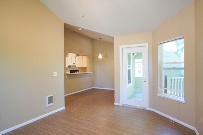 Building Photo - Totally Updated 2-Bed with Vaulted Ceiling...