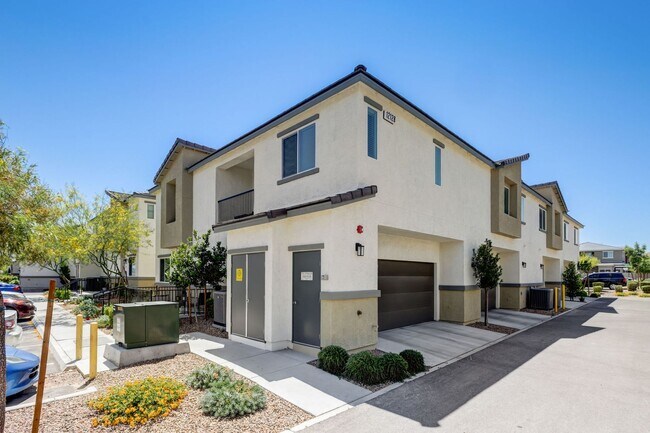 Foto del edificio - Modern Comfort in Las Vegas: 3-Bedroom Gem with Pool Access