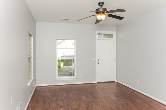 Building Photo - 3 Bedroom Columbia Home