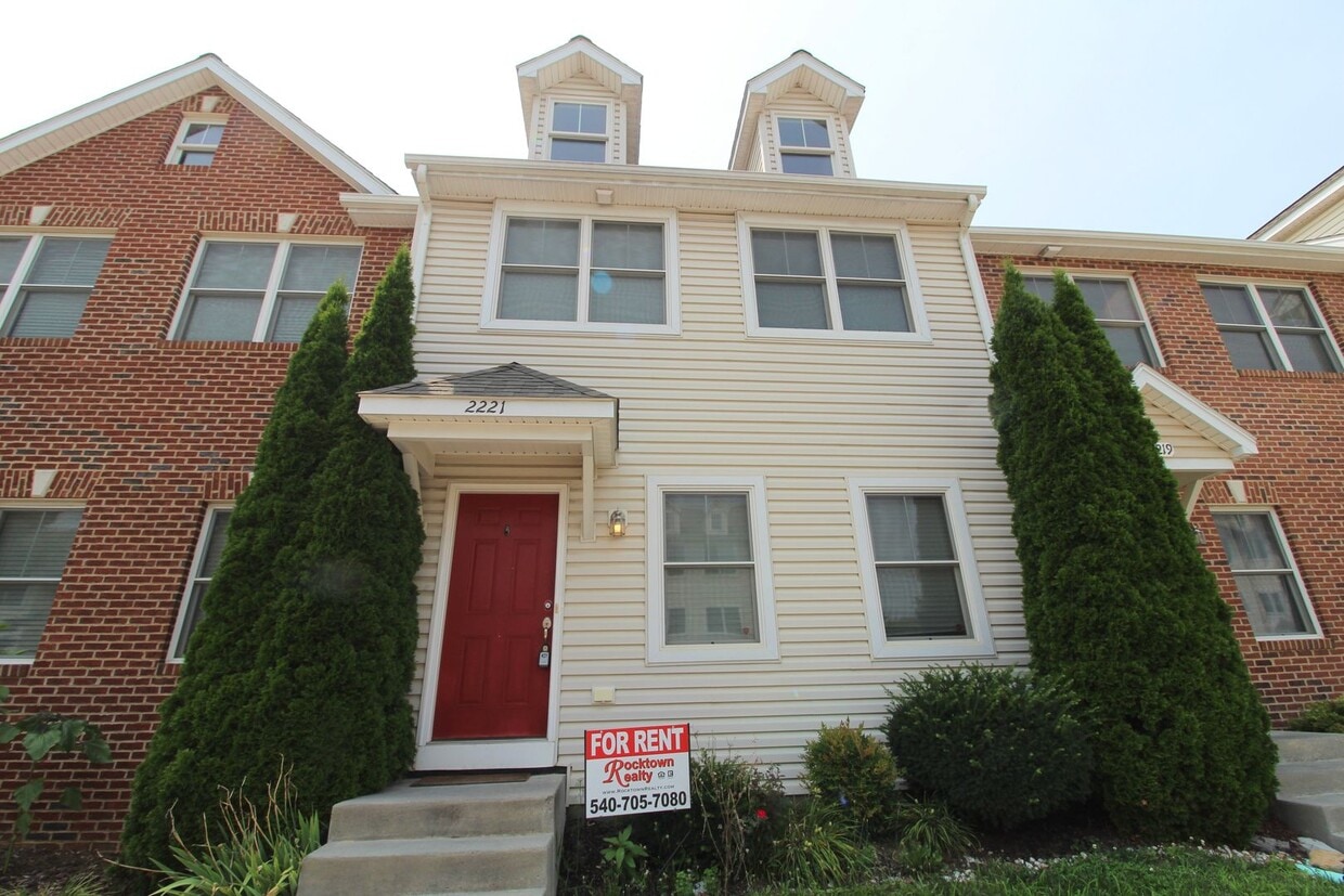 4-Bedroom Townhome with over 2300 Square Feet and a Finished Basement in popular Bluestone Hills!... - 4-Bedroom Townhome with Finished Basement