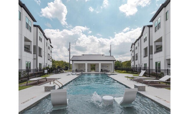 Building Photo - 2802 Grand Fountains Dr