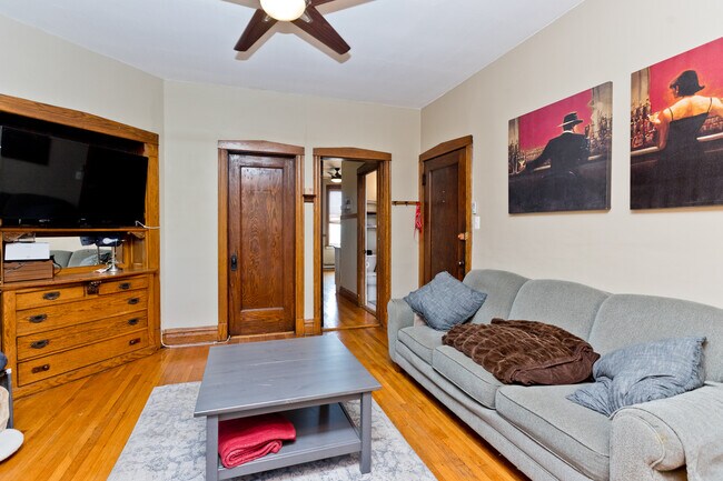 Building Photo - 3746 N Hermitage Ave