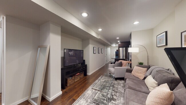 Building Photo - 718 W Oakdale Ave